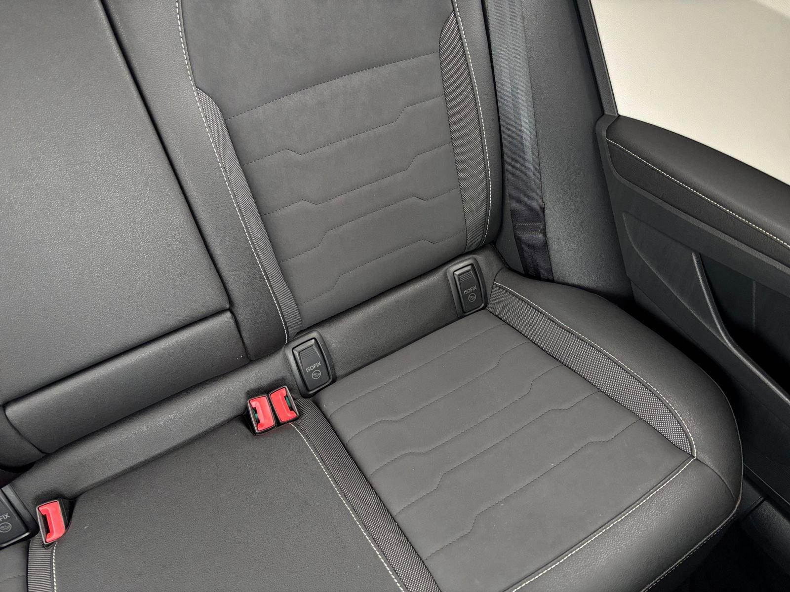 Used 2025 Volkswagen Taos SE AWD/4WD image 39