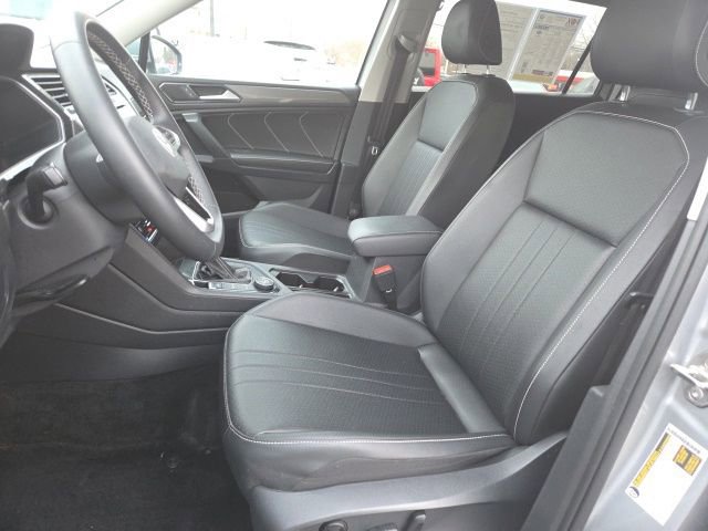 Used 2023 Volkswagen Tiguan SE w/ Panoramic Sunroof Package image 10