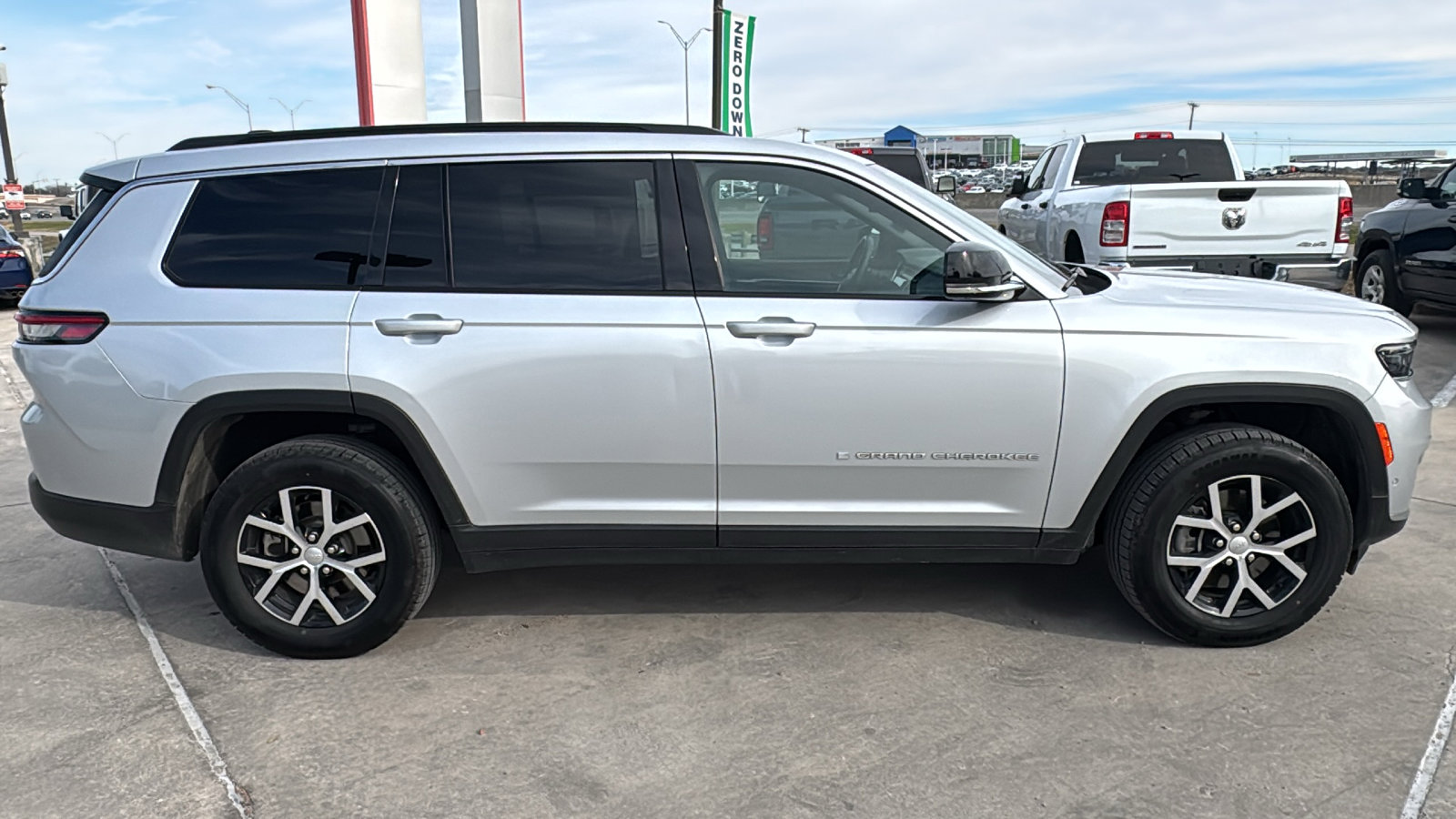 Certified 2024 Jeep Grand Cherokee L Limited w/ Luxury Tech Group II image 4