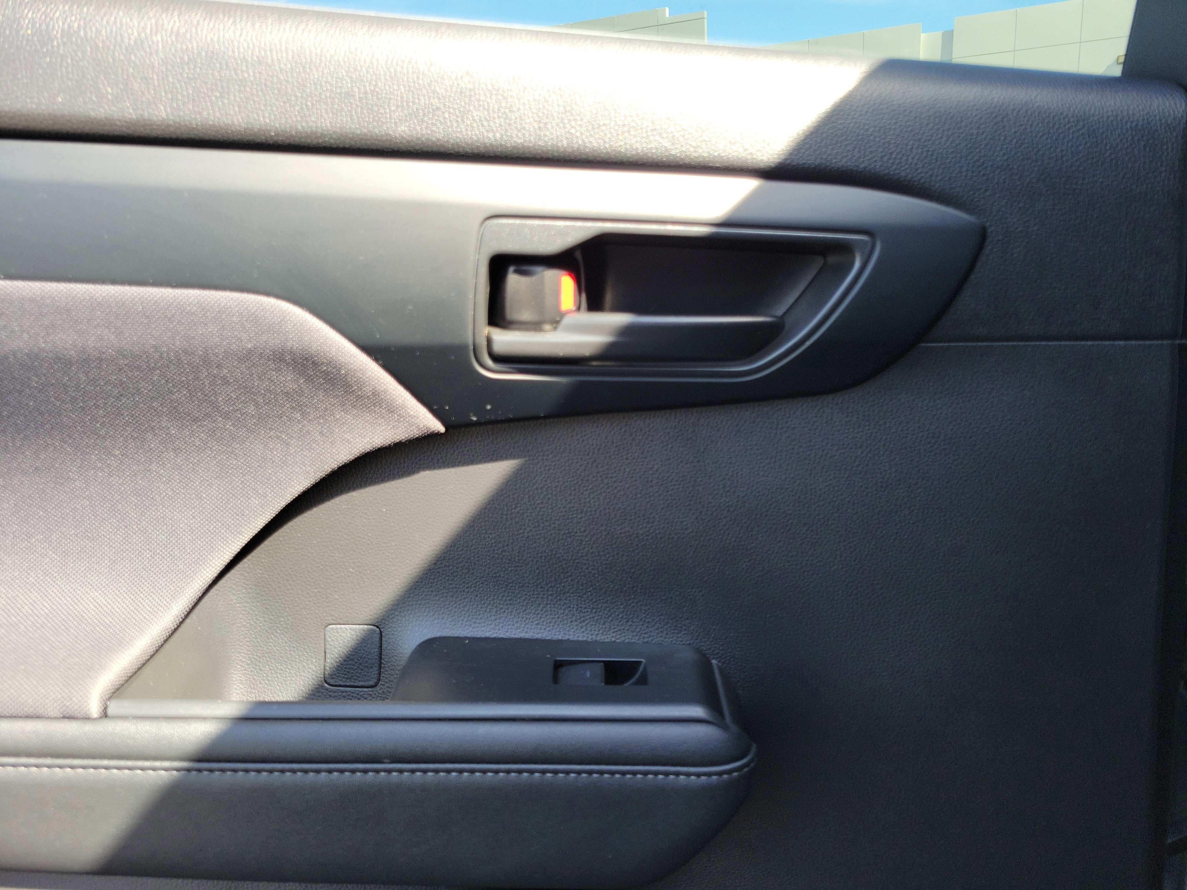 Used 2024 Toyota Highlander LE image 12