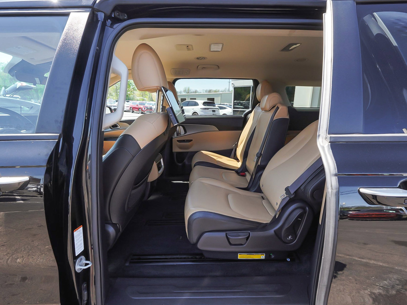 Used 2022 Kia Carnival LX FWD image 35