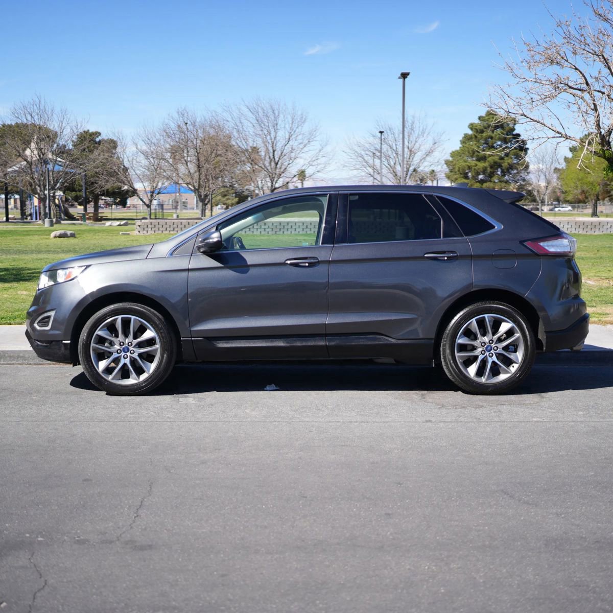 Used 2017 Ford Edge Titanium w/ Technology Package FWD image 3
