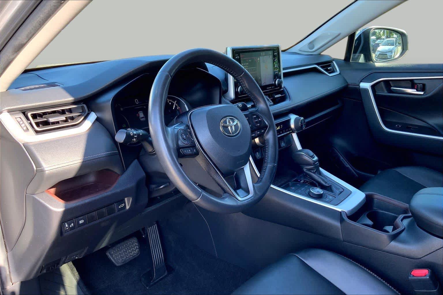 Used 2020 Toyota RAV4 Limited AWD/4WD image 18