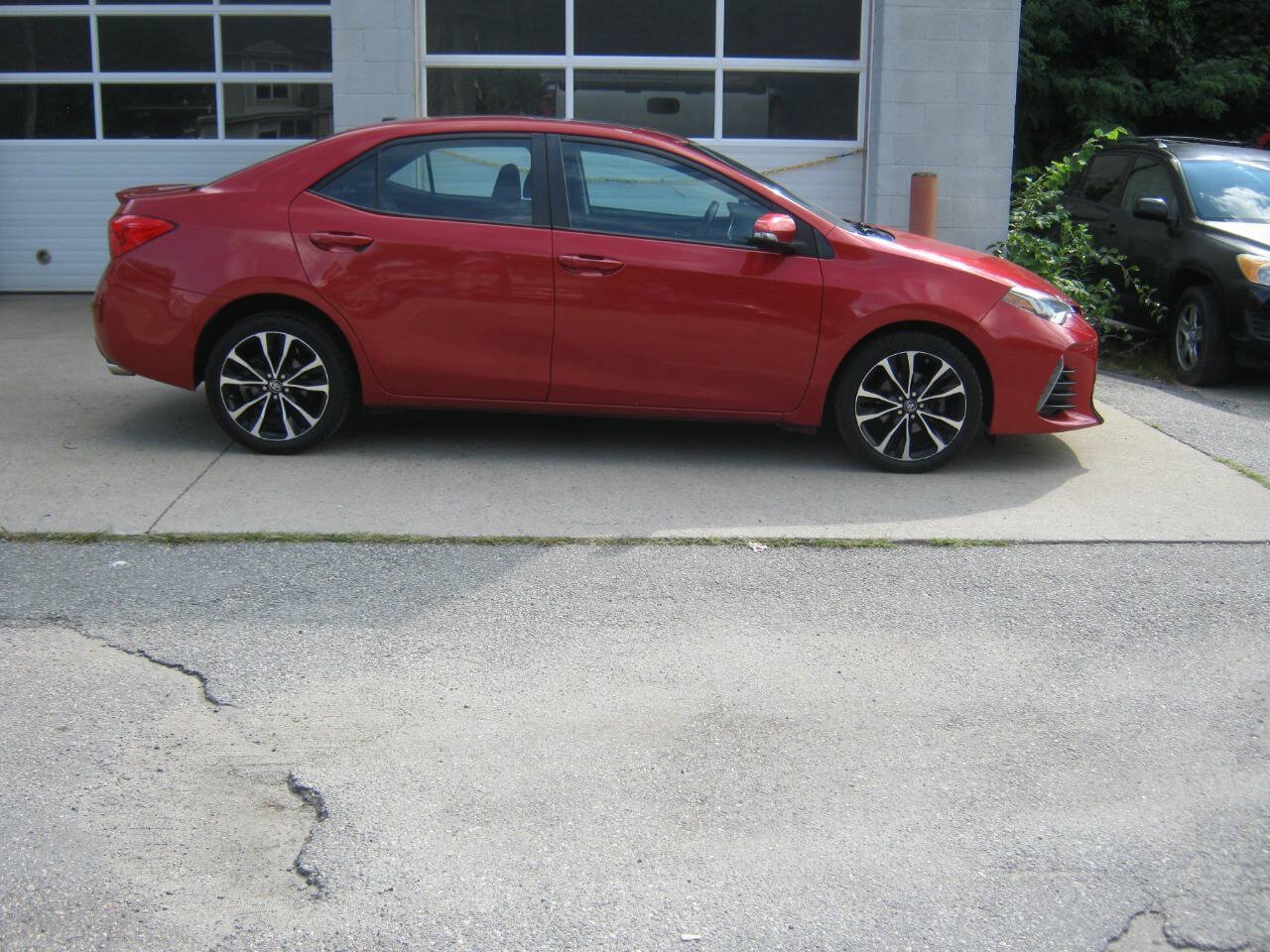 Used 2018 Toyota Corolla SE w/ SE Premium Package FWD image 4