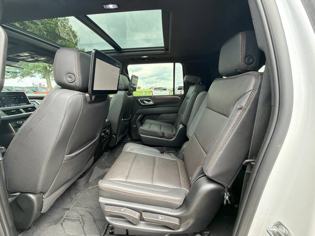 Used 2023 Chevrolet Suburban High Country w/ Premium Package 2 AWD/4WD image 17