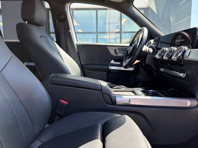 Used 2025 Mercedes-Benz GLB 250 4MATIC image 11
