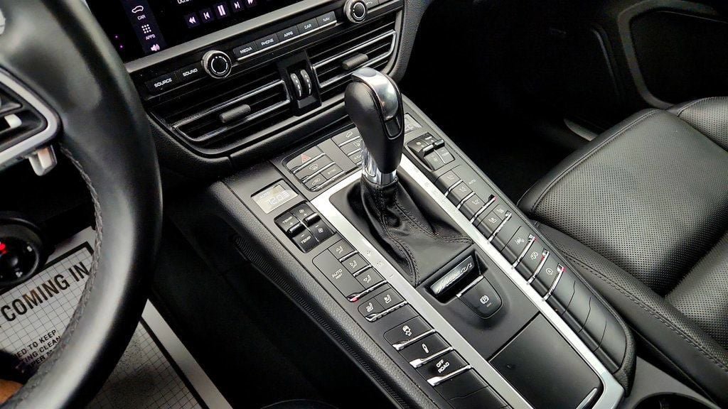 Used 2020 Porsche Macan Turbo AWD/4WD image 17