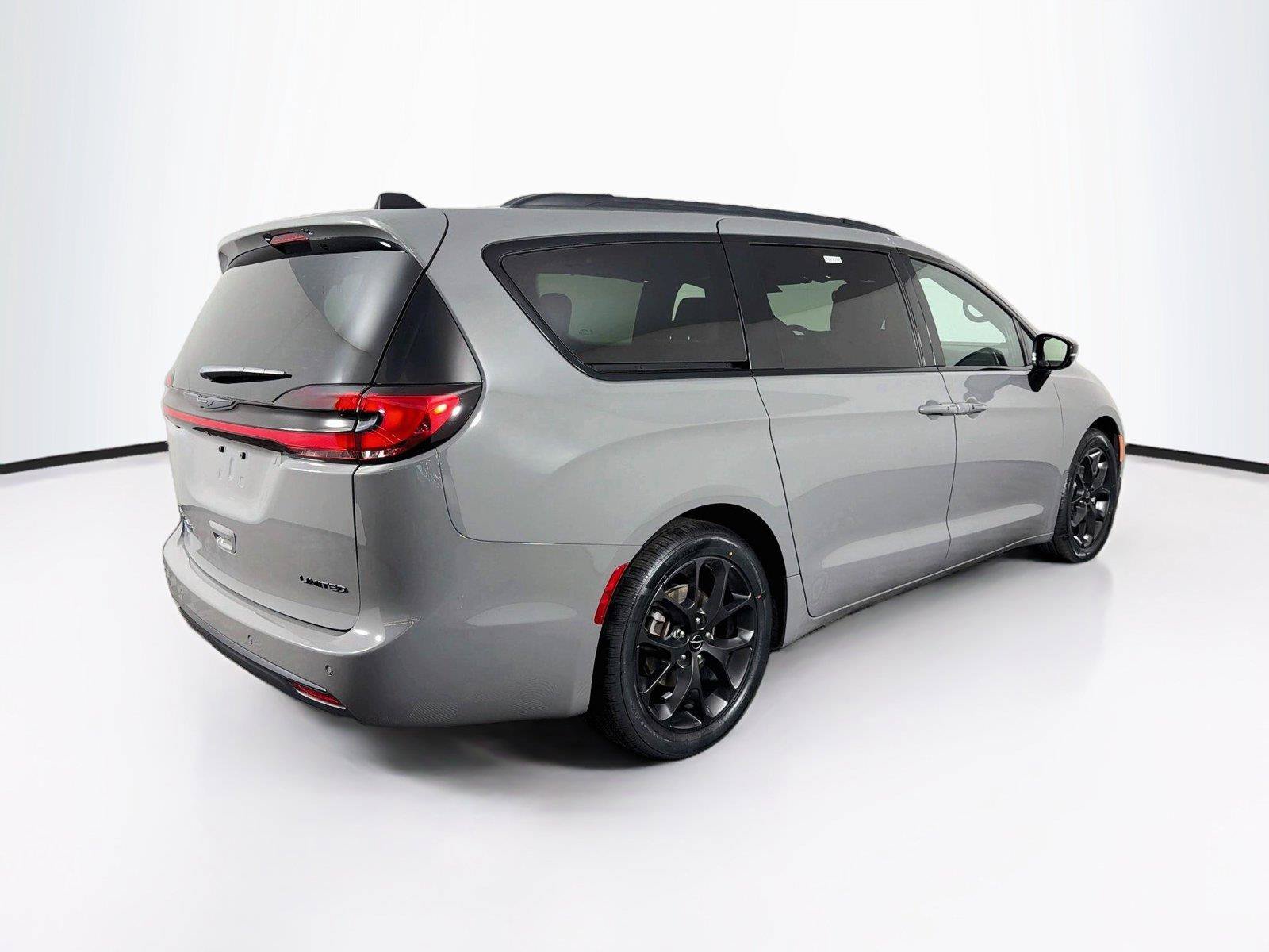 Used 2025 Chrysler Pacifica Limited FWD image 11