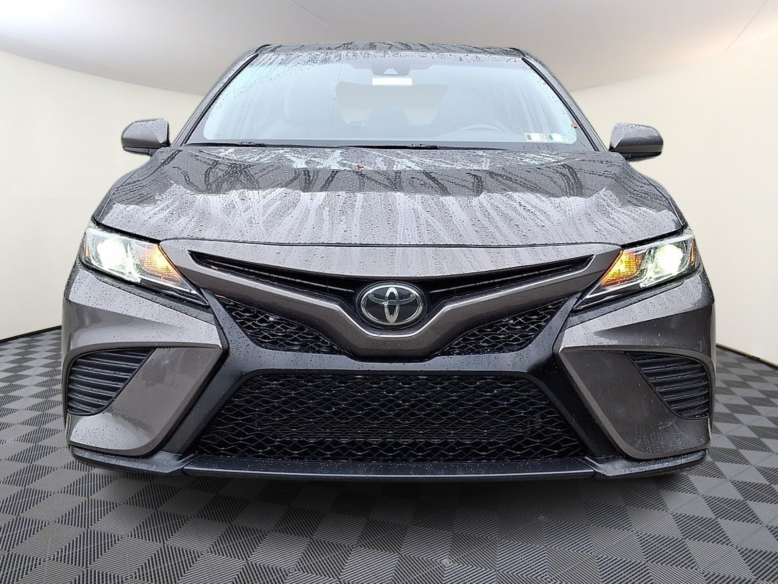 Used 2019 Toyota Camry SE FWD image 2