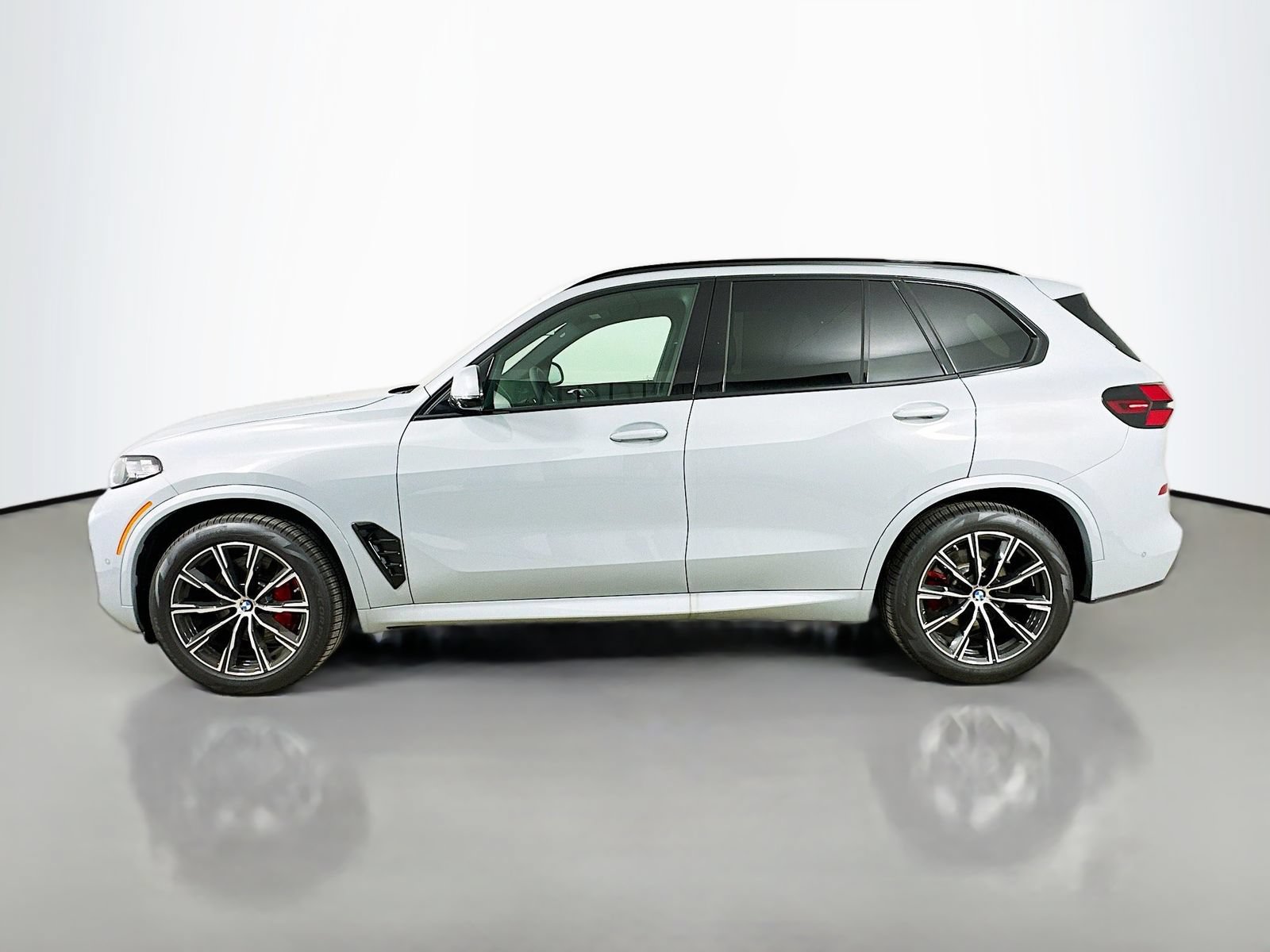 New 2026 BMW X5 xDrive40i w/ M Sport Package AWD/4WD image 8