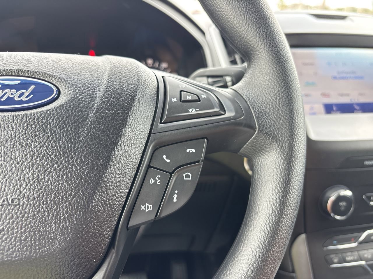 Used 2020 Ford Edge SE image 26