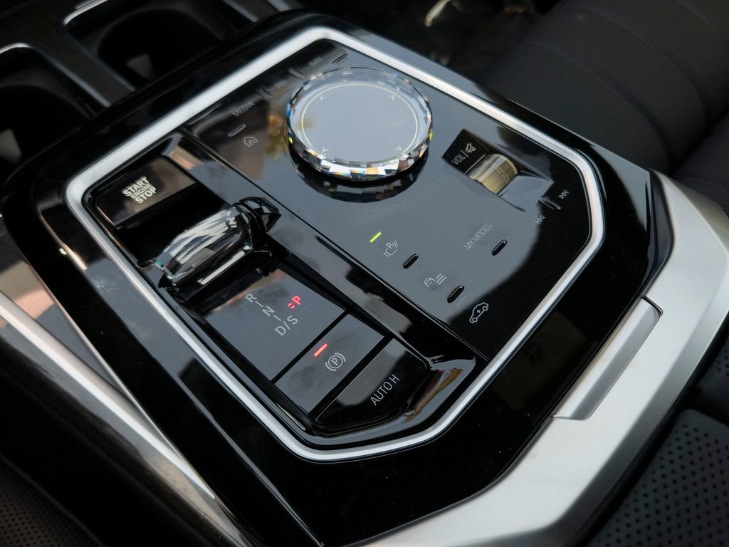 New 2026 BMW 750e xDrive w/ Premium Package AWD/4WD image 10