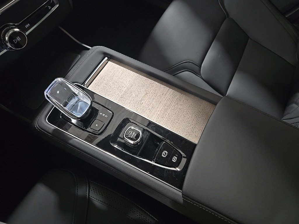 New 2026 Volvo XC90 B6 Plus w/ Protection Package AWD/4WD image 12