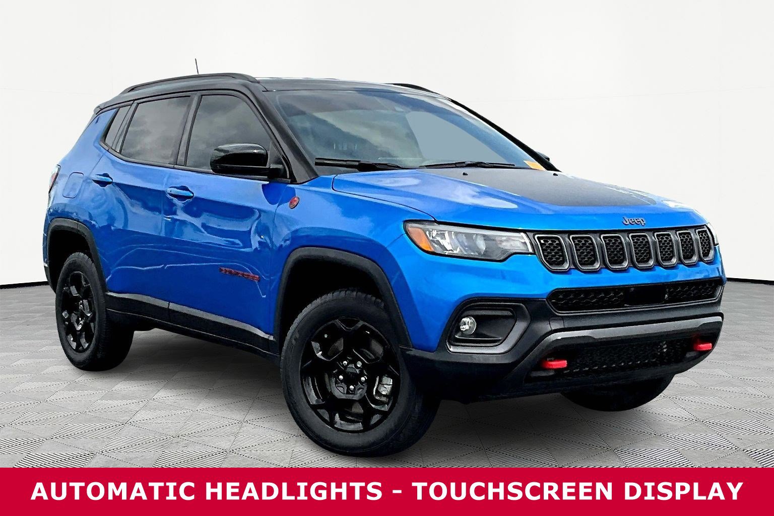Used 2023 Jeep Compass Trailhawk w/ Trailhawk Convenience Group AWD/4WD image 3