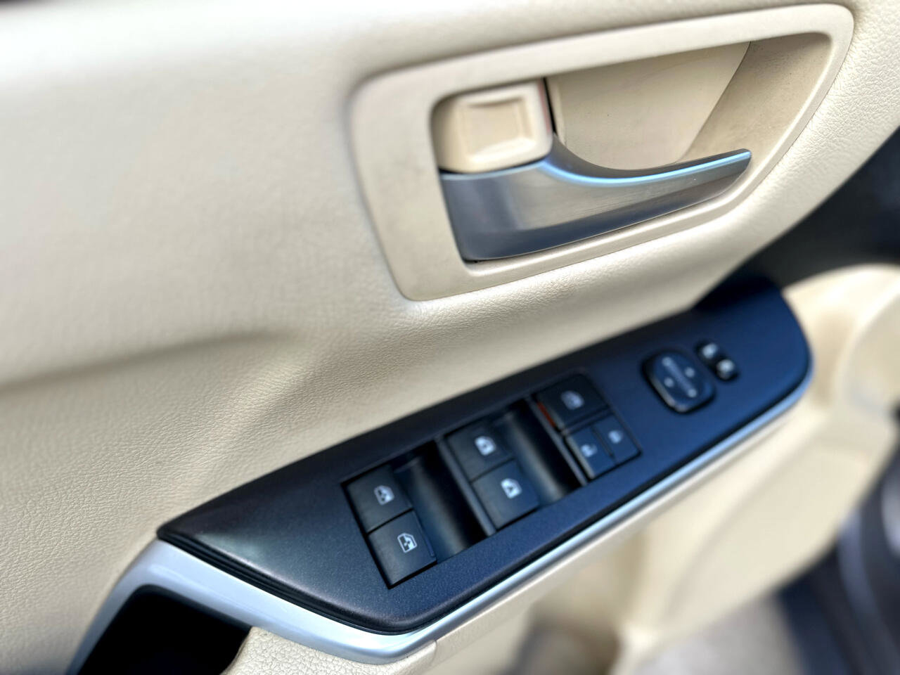 Used 2015 Toyota Camry LE image 34