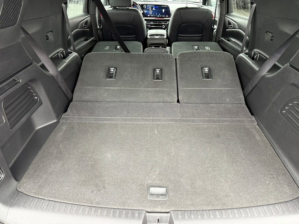 Used 2025 Chevrolet Traverse RS image 19