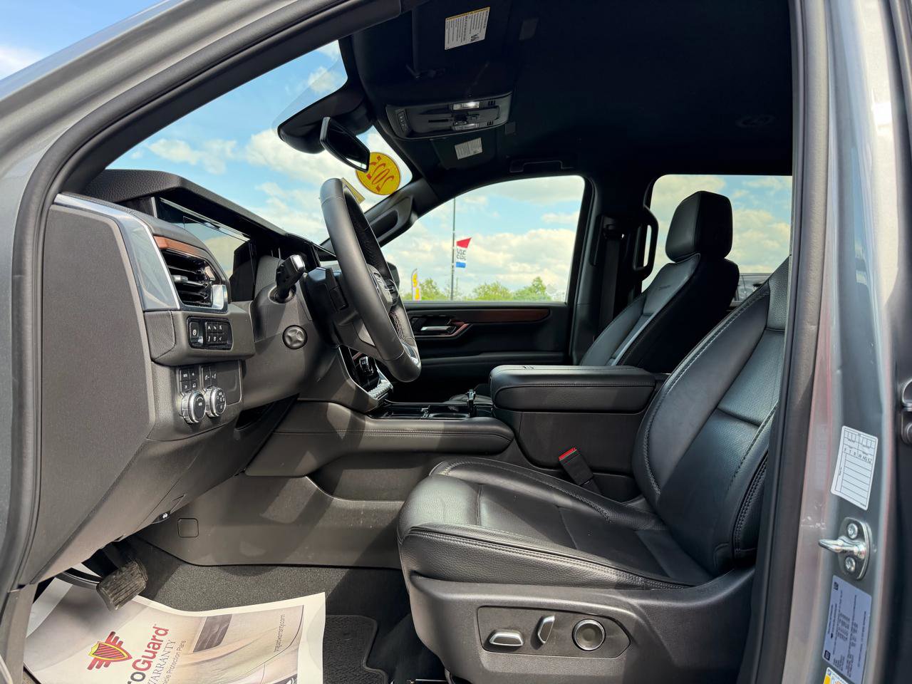 Used 2025 GMC Yukon XL Denali AWD/4WD image 15