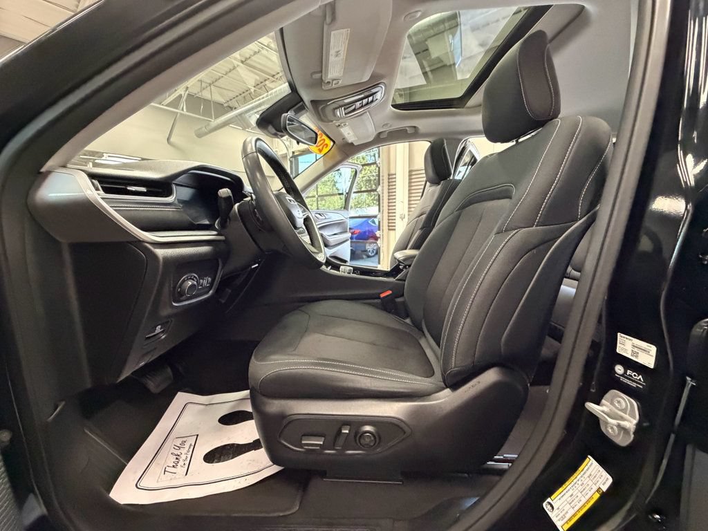 Used 2023 Jeep Grand Cherokee Laredo w/ Luxury Tech Group I AWD/4WD image 58