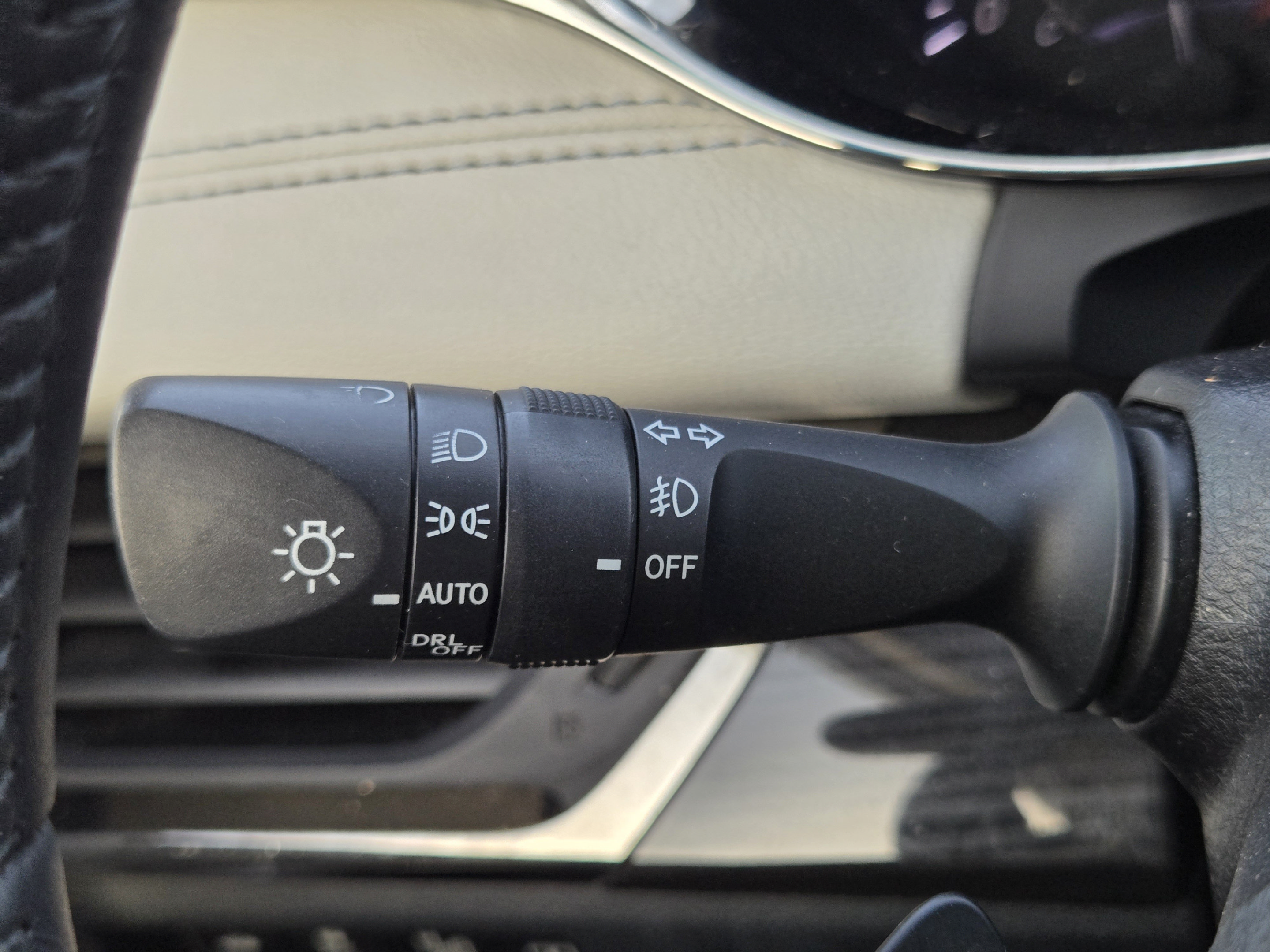 Used 2014 Toyota Avalon Limited w/ Technology Package FWD image 18