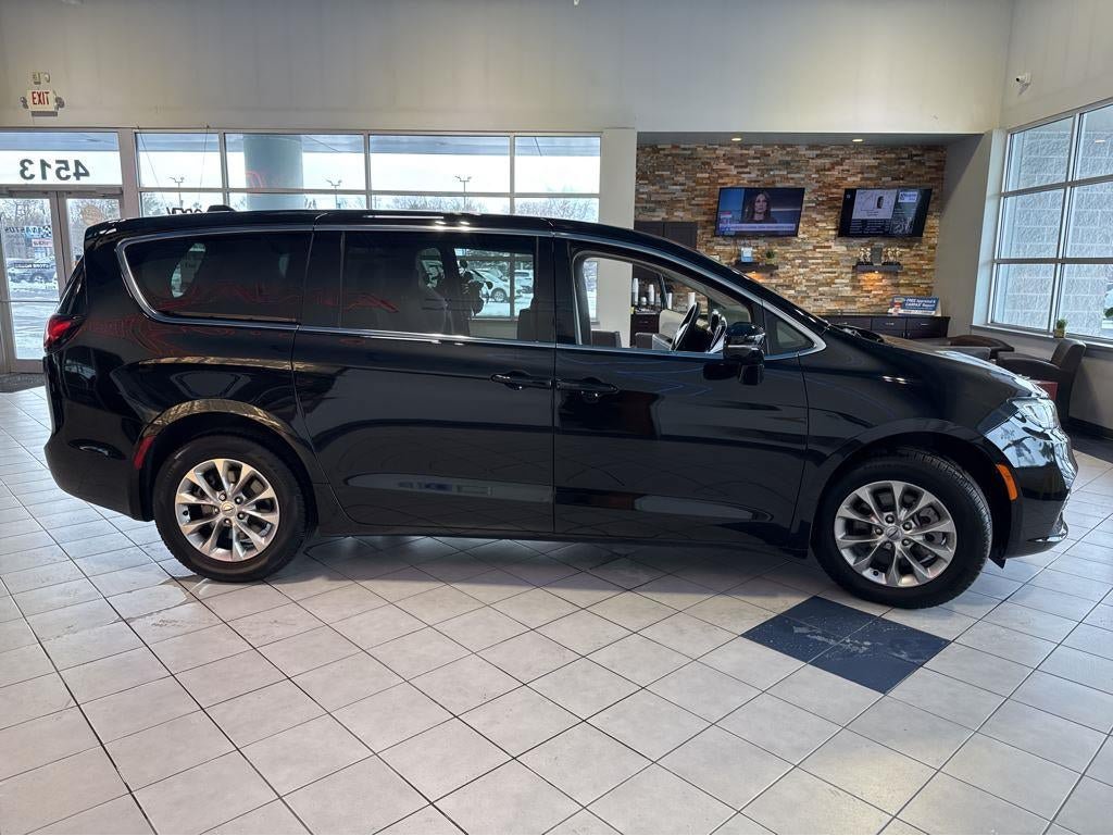 Used 2024 Chrysler Pacifica Touring-L AWD/4WD image 16