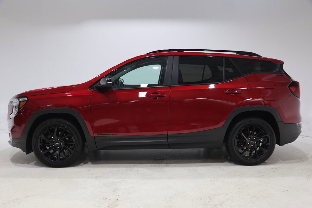 Used 2023 GMC Terrain SLE w/ Driver Convenience Package FWD image 4