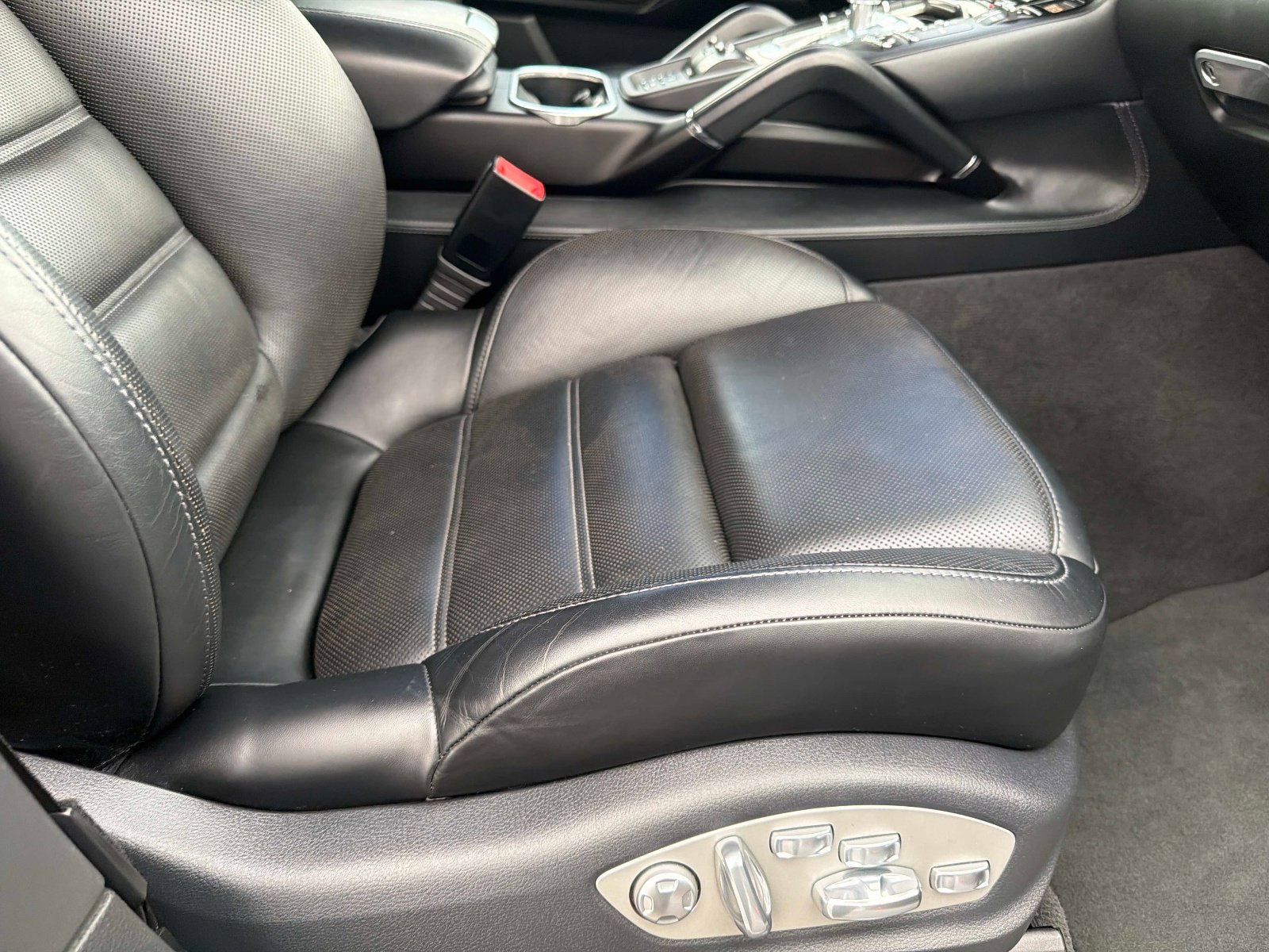 Used 2015 Porsche Cayenne Turbo AWD/4WD image 22