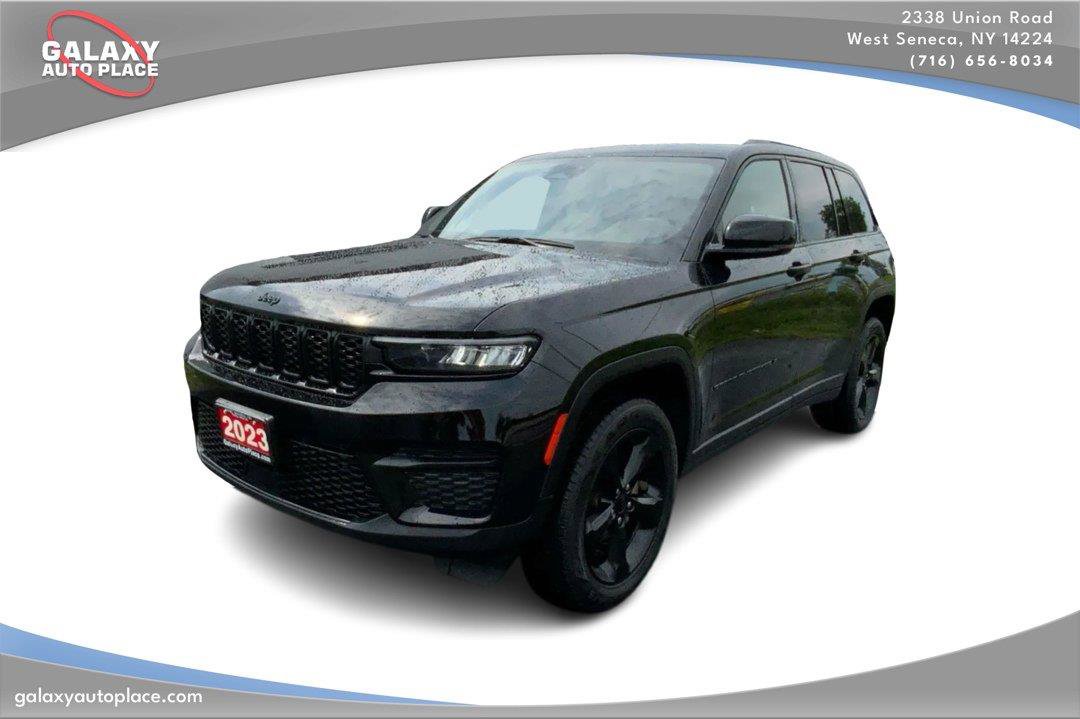 Used 2023 Jeep Grand Cherokee Altitude AWD/4WD image 1