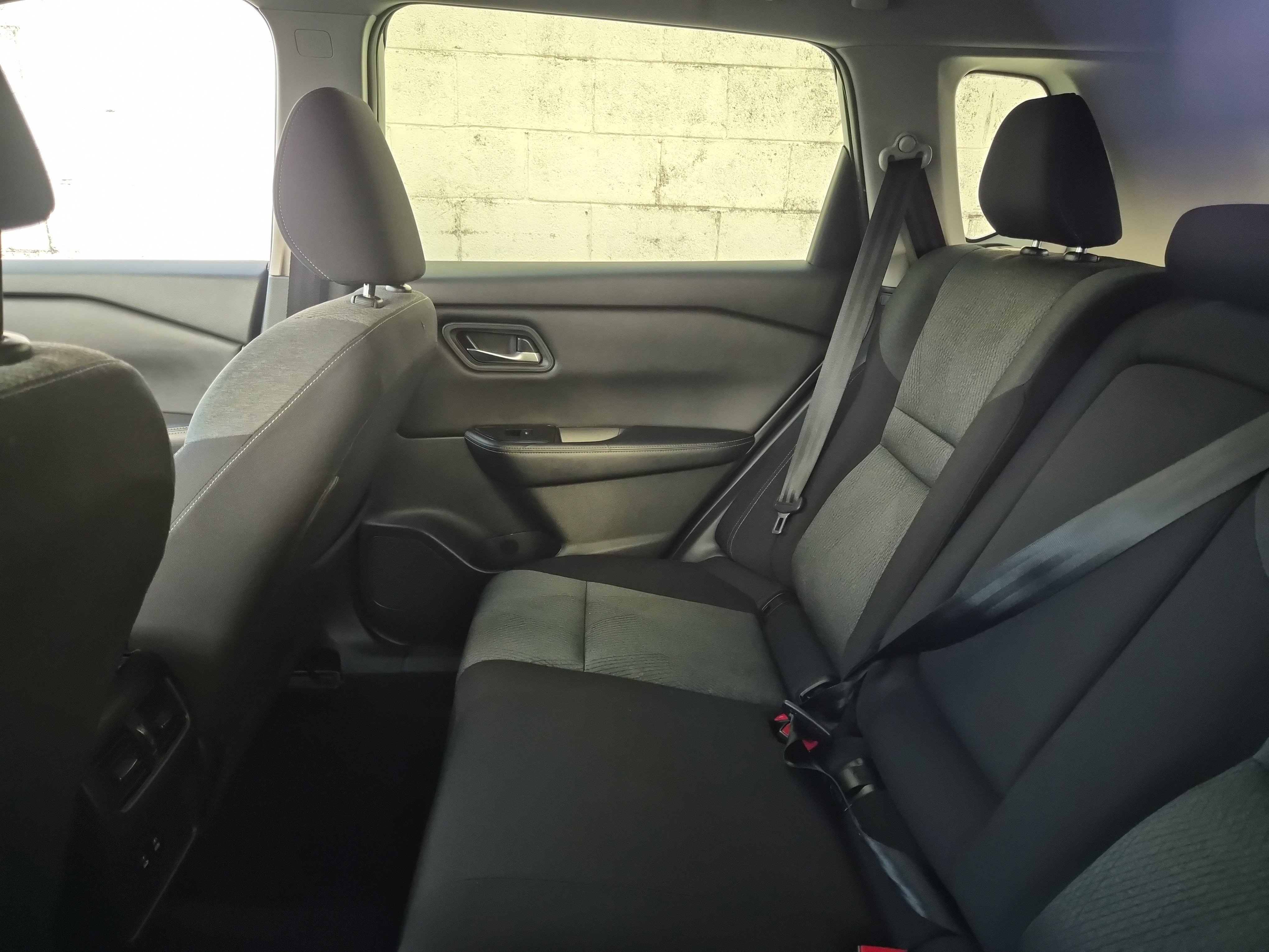 Used 2024 Nissan Rogue SV image 5