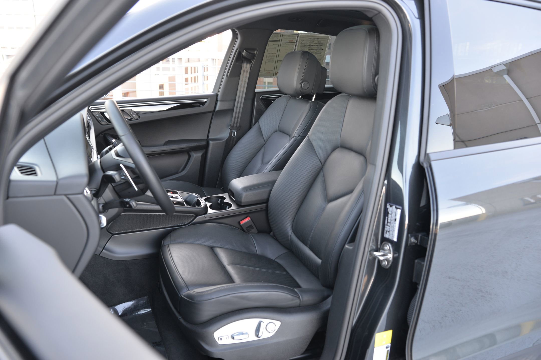 Certified 2025 Porsche Macan image 13