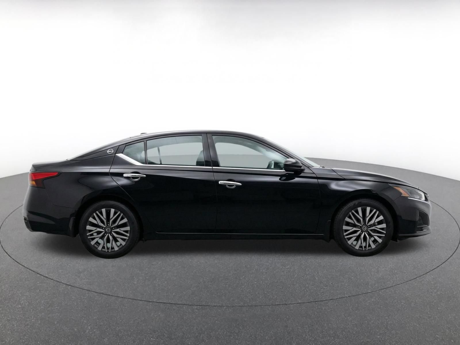 Used 2025 Nissan Altima 2.5 SV FWD image 13