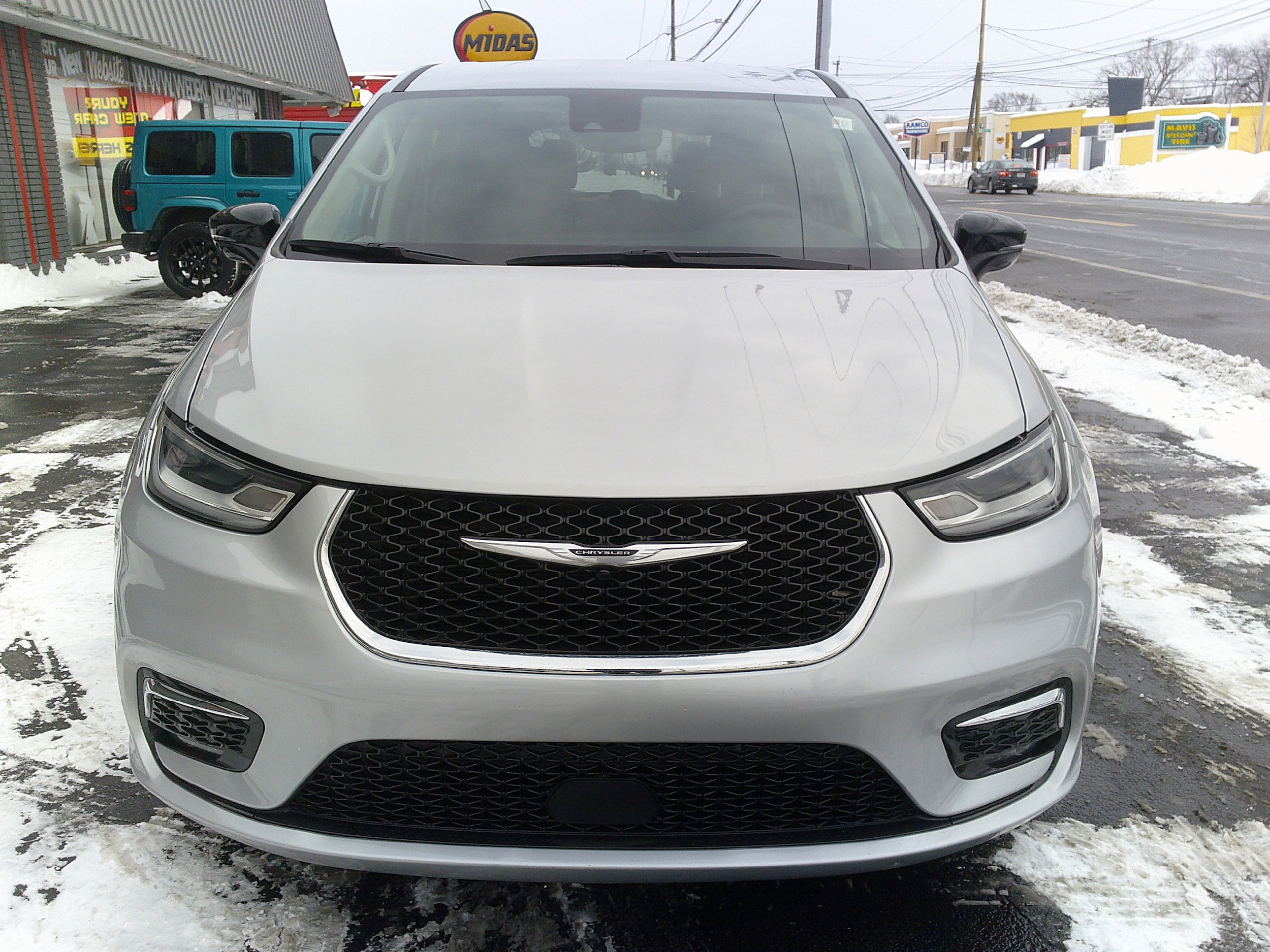 Used 2024 Chrysler Pacifica Touring-L image 8