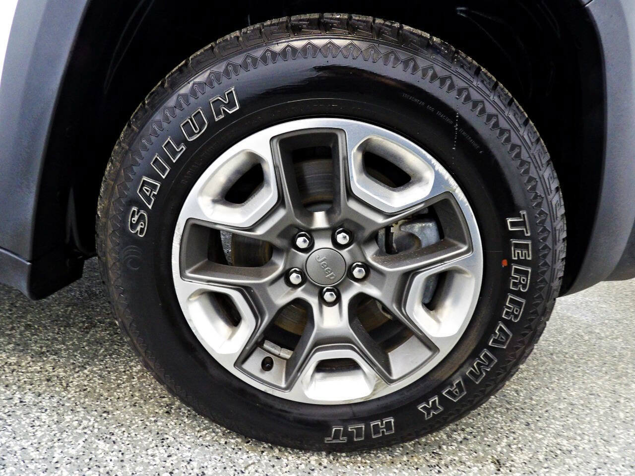 Used 2019 Jeep Cherokee Trailhawk AWD/4WD image 21