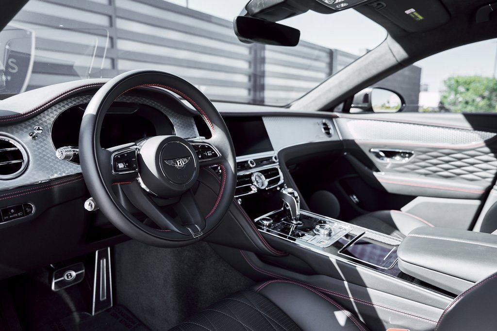Used 2023 Bentley Flying Spur V8 AWD/4WD image 2