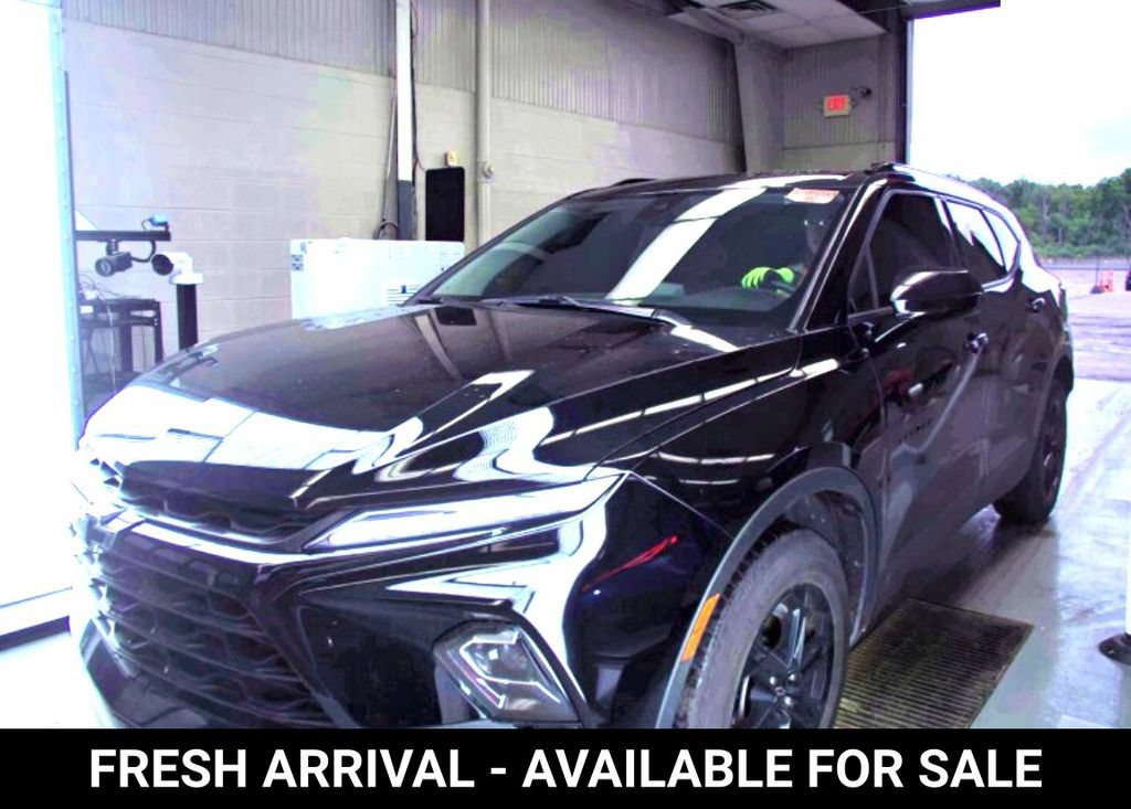 Used 2024 Chevrolet Blazer LT w/ Midnight/Sport Edition FWD image 2