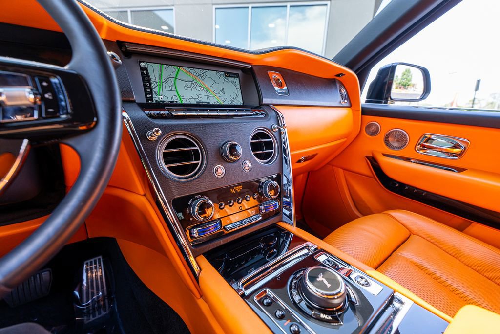Used 2022 Rolls-Royce Cullinan w/ Technology Package AWD/4WD image 39