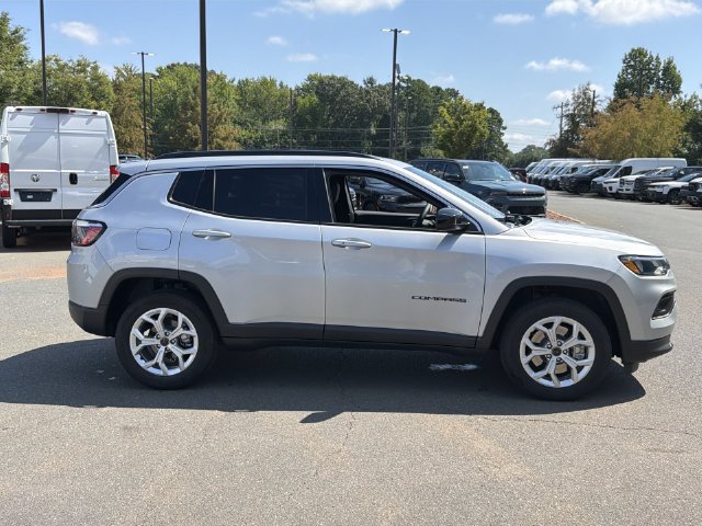 Used 2025 Jeep Compass Latitude AWD/4WD image 14