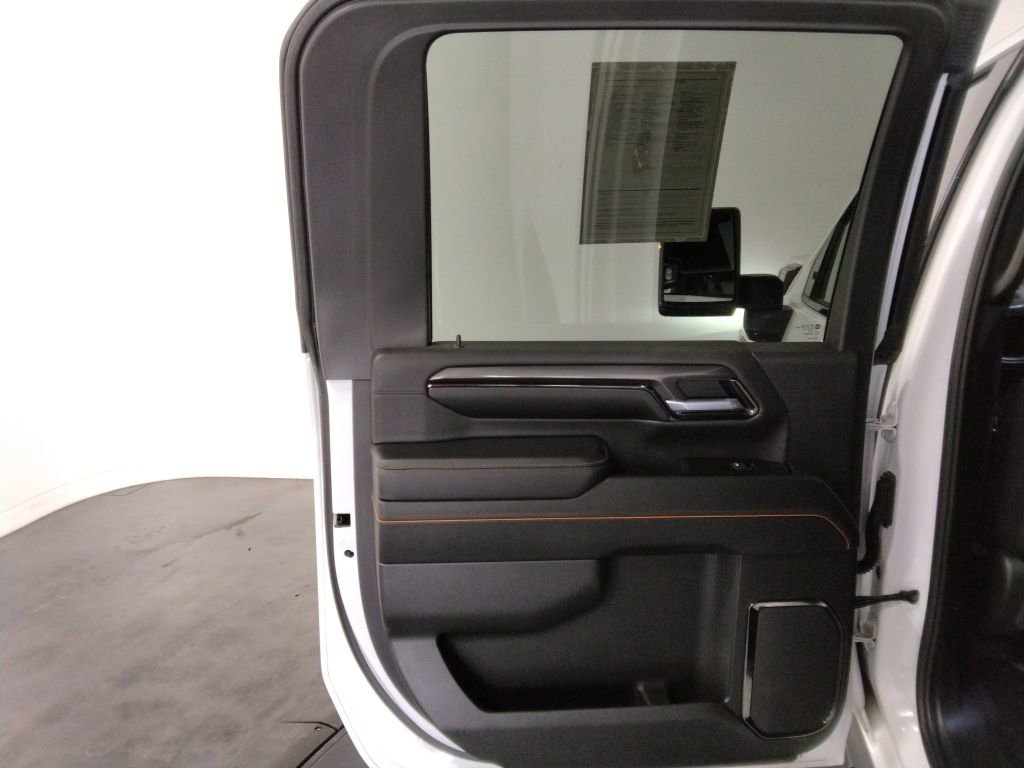 Used 2025 GMC Sierra 2500 AT4 image 32