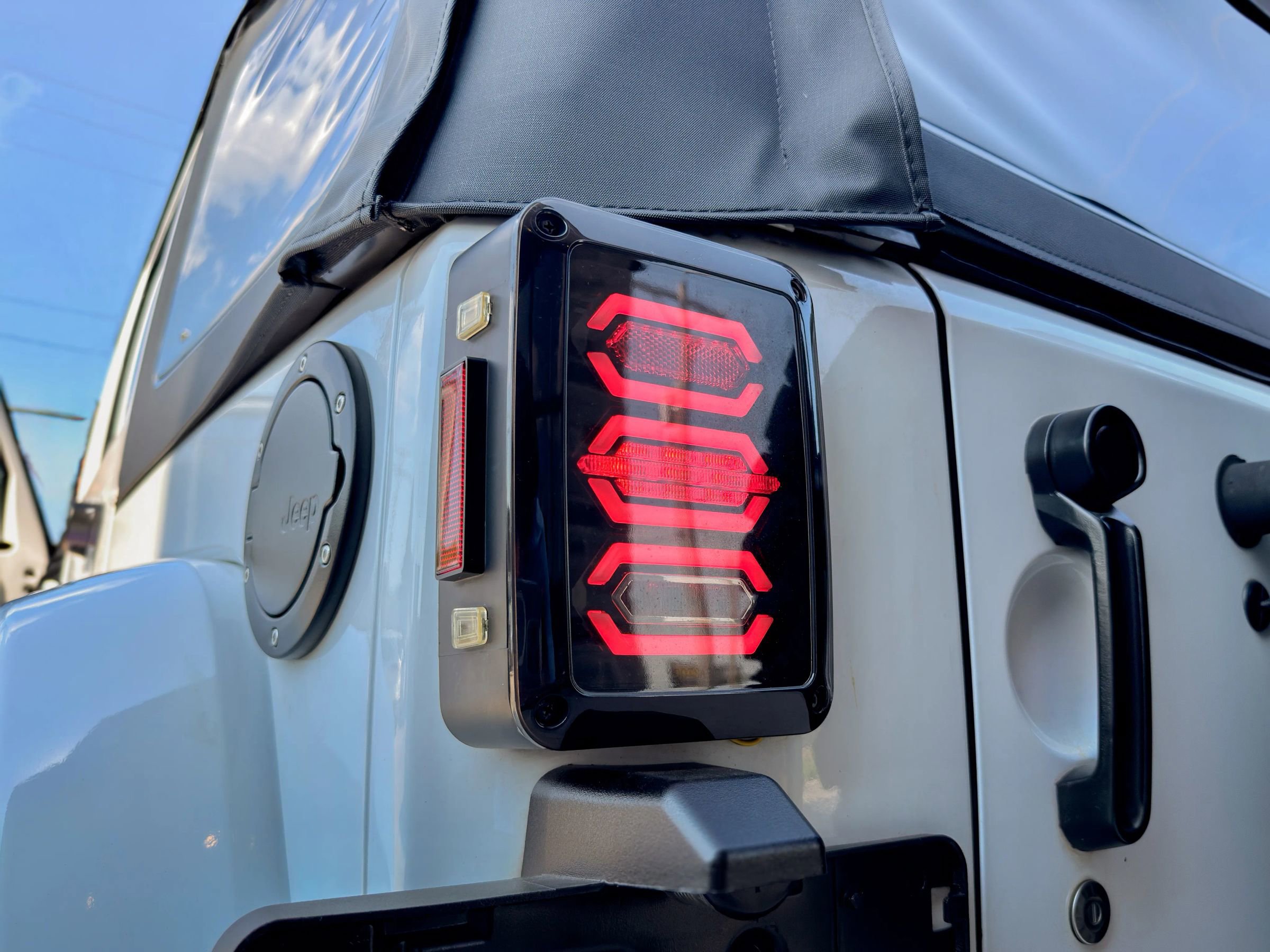 Used 2014 Jeep Wrangler Unlimited Rubicon image 21