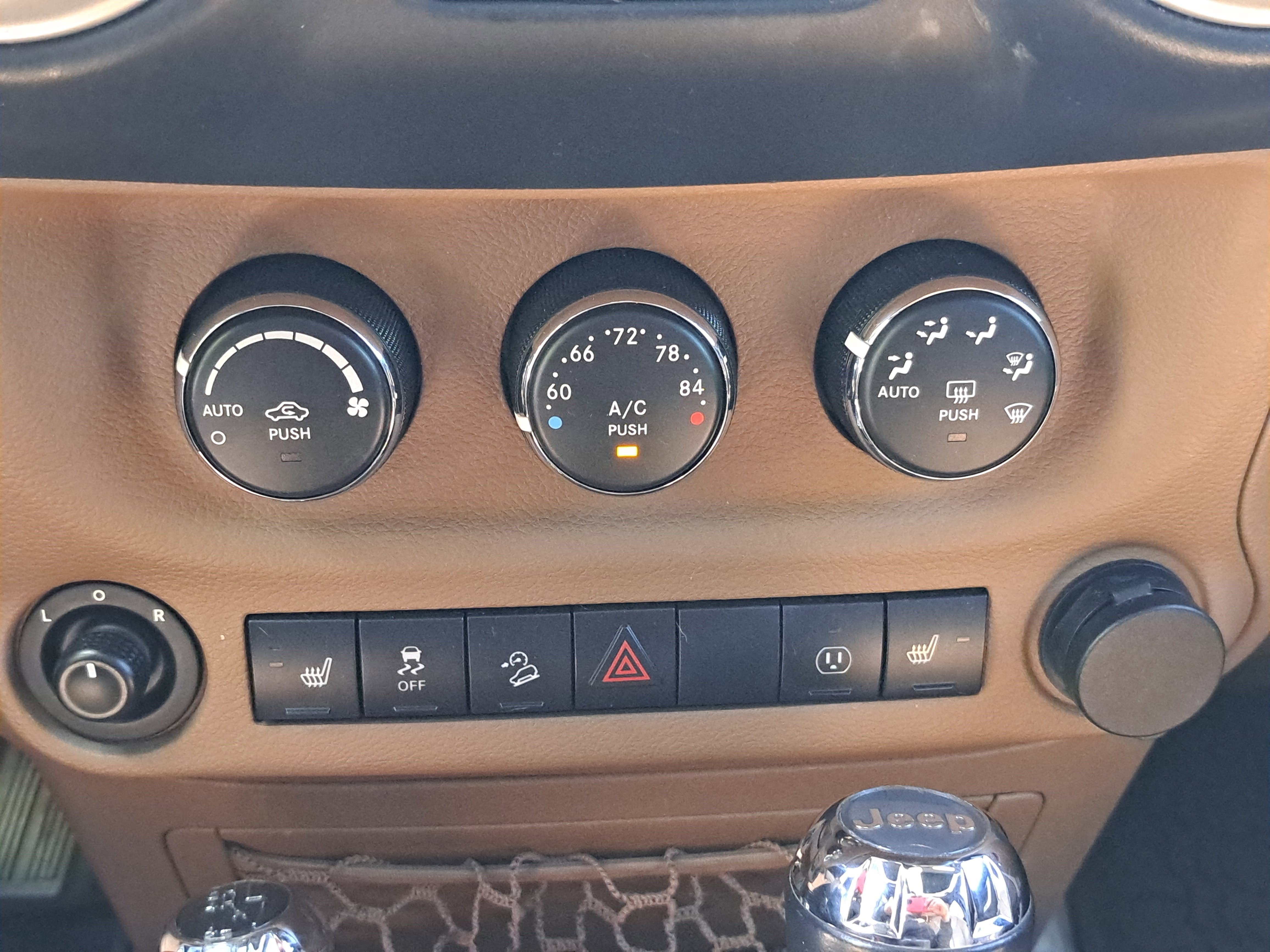 Used 2016 Jeep Wrangler Unlimited Rubicon w/ Connectivity Group image 21