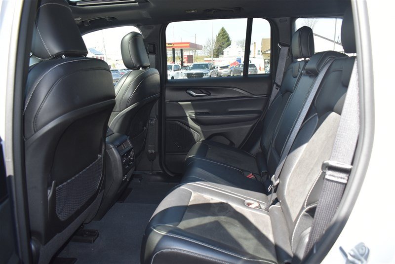 Used 2023 Jeep Grand Cherokee Altitude AWD/4WD image 27