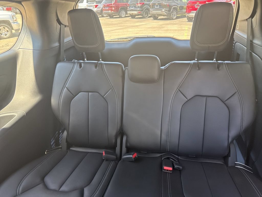 New 2026 Chrysler Pacifica Select AWD/4WD image 16