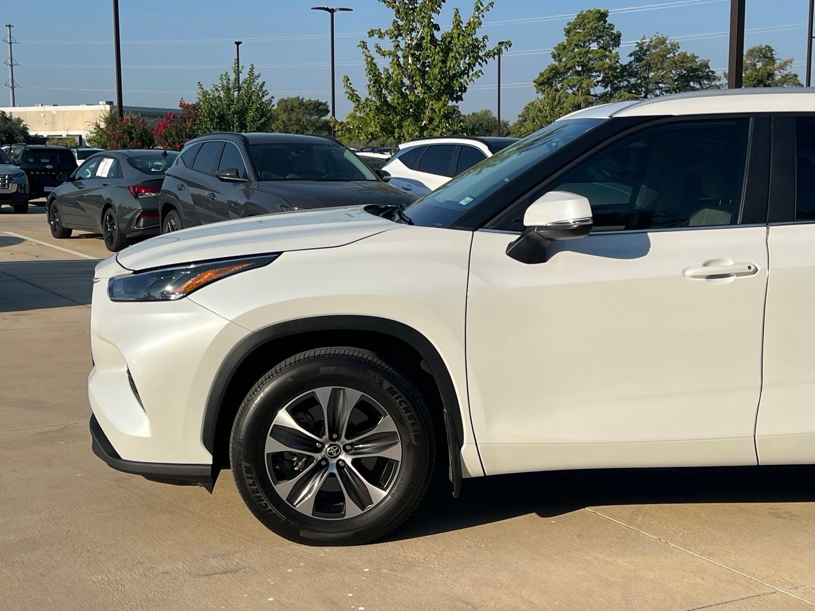 Used 2023 Toyota Highlander XLE FWD image 7
