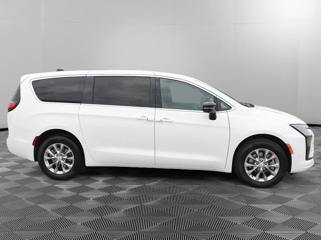 New 2027 Chrysler Pacifica Select AWD/4WD image 8