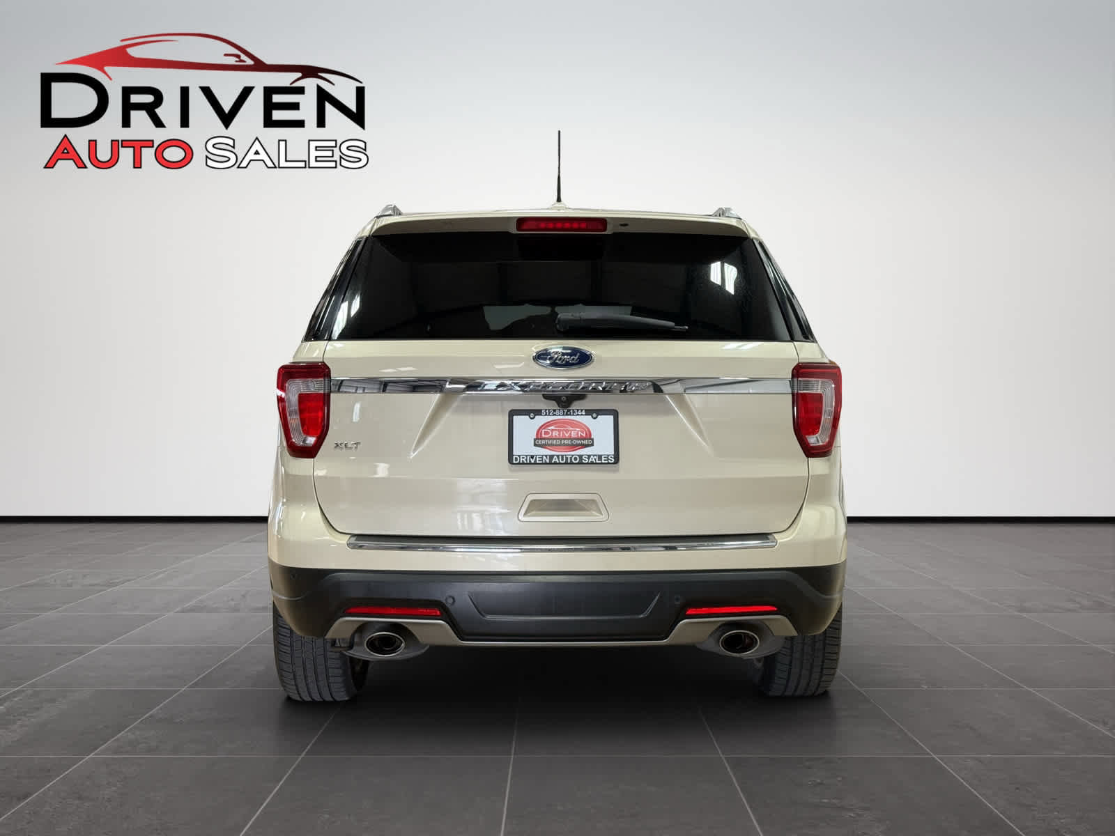 Used 2018 Ford Explorer XLT w/ Equipment Group 202A image 4