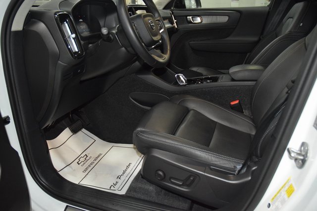 Used 2025 Volvo XC40 B5 Plus image 38