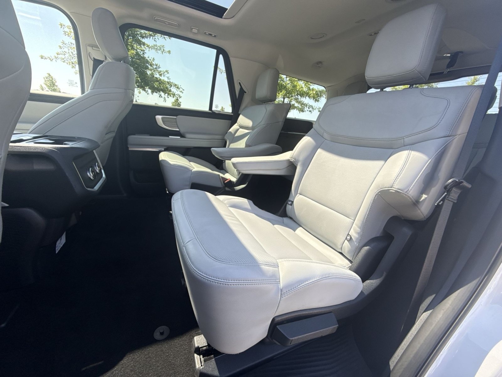 Used 2025 Ford Expedition Platinum AWD/4WD image 25