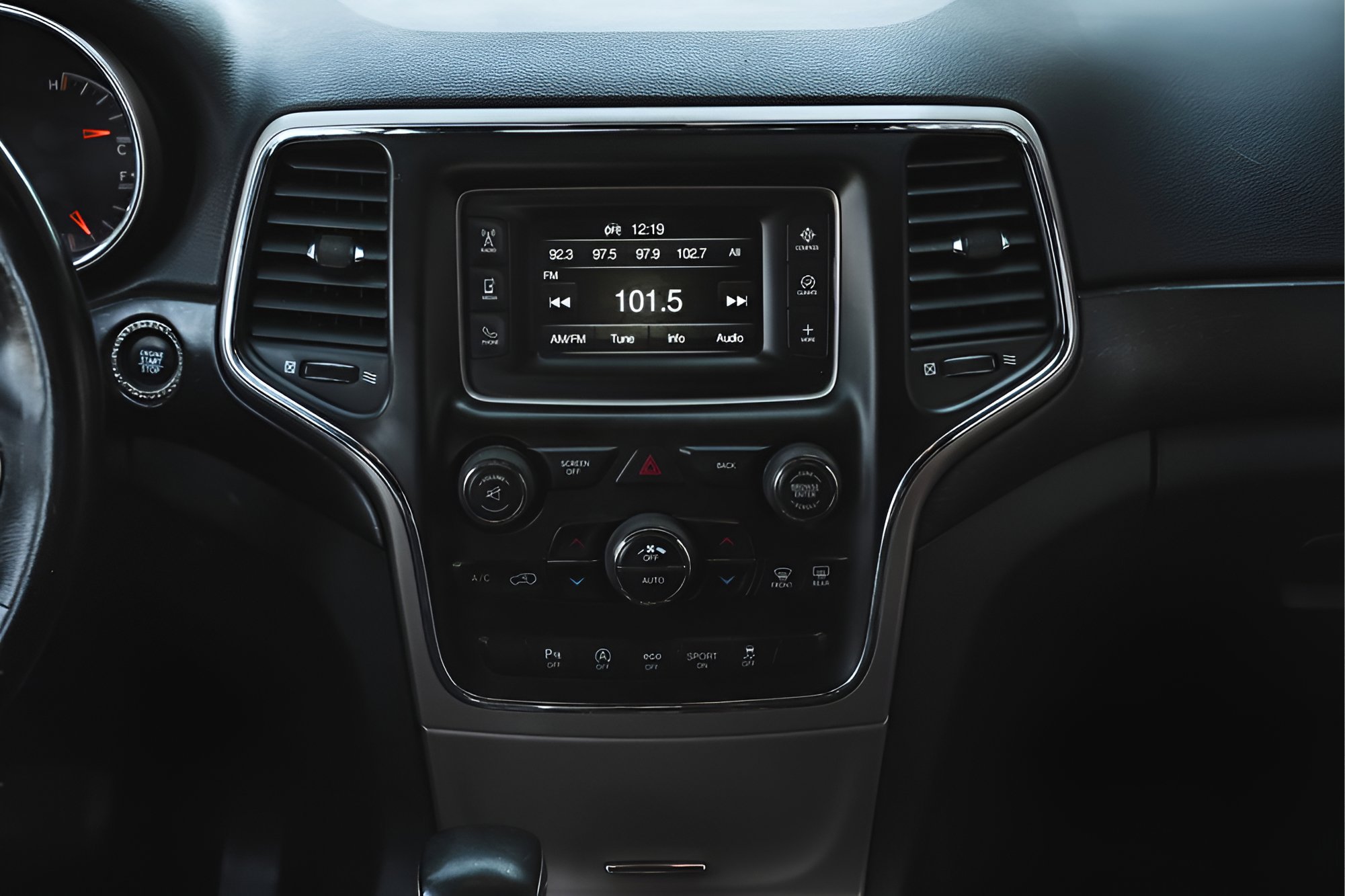 Used 2017 Jeep Grand Cherokee Laredo image 21