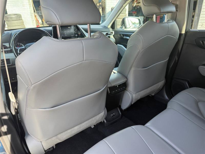 Used 2021 Toyota Highlander XLE AWD/4WD image 39