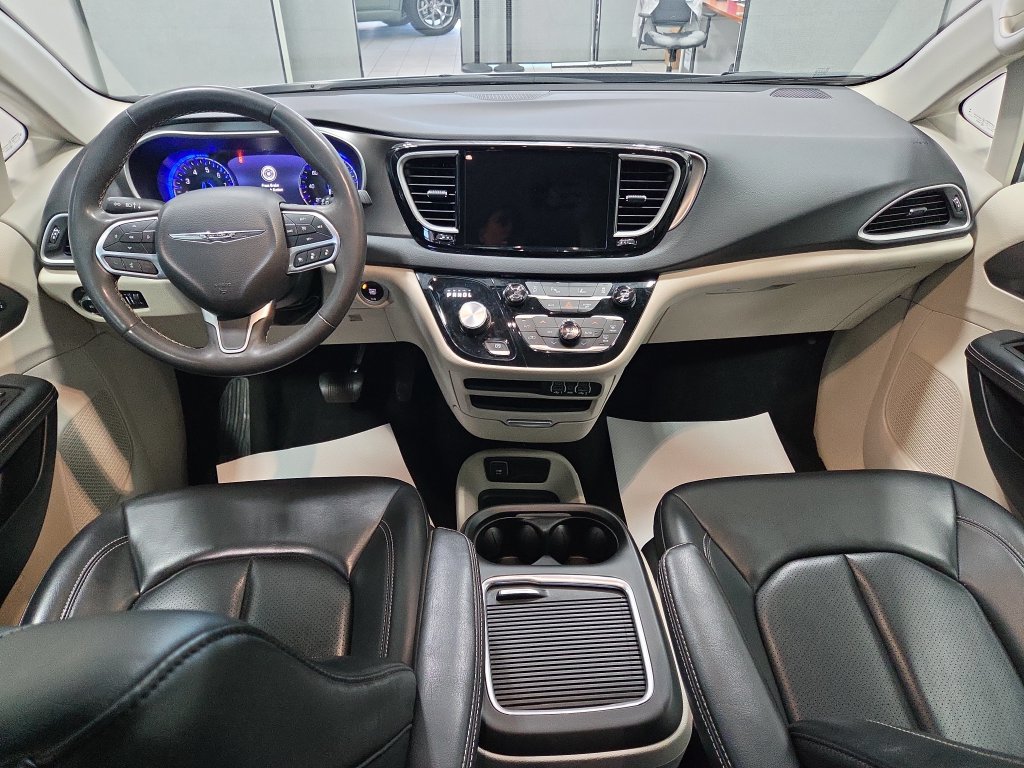 Used 2023 Chrysler Pacifica Touring-L FWD image 3