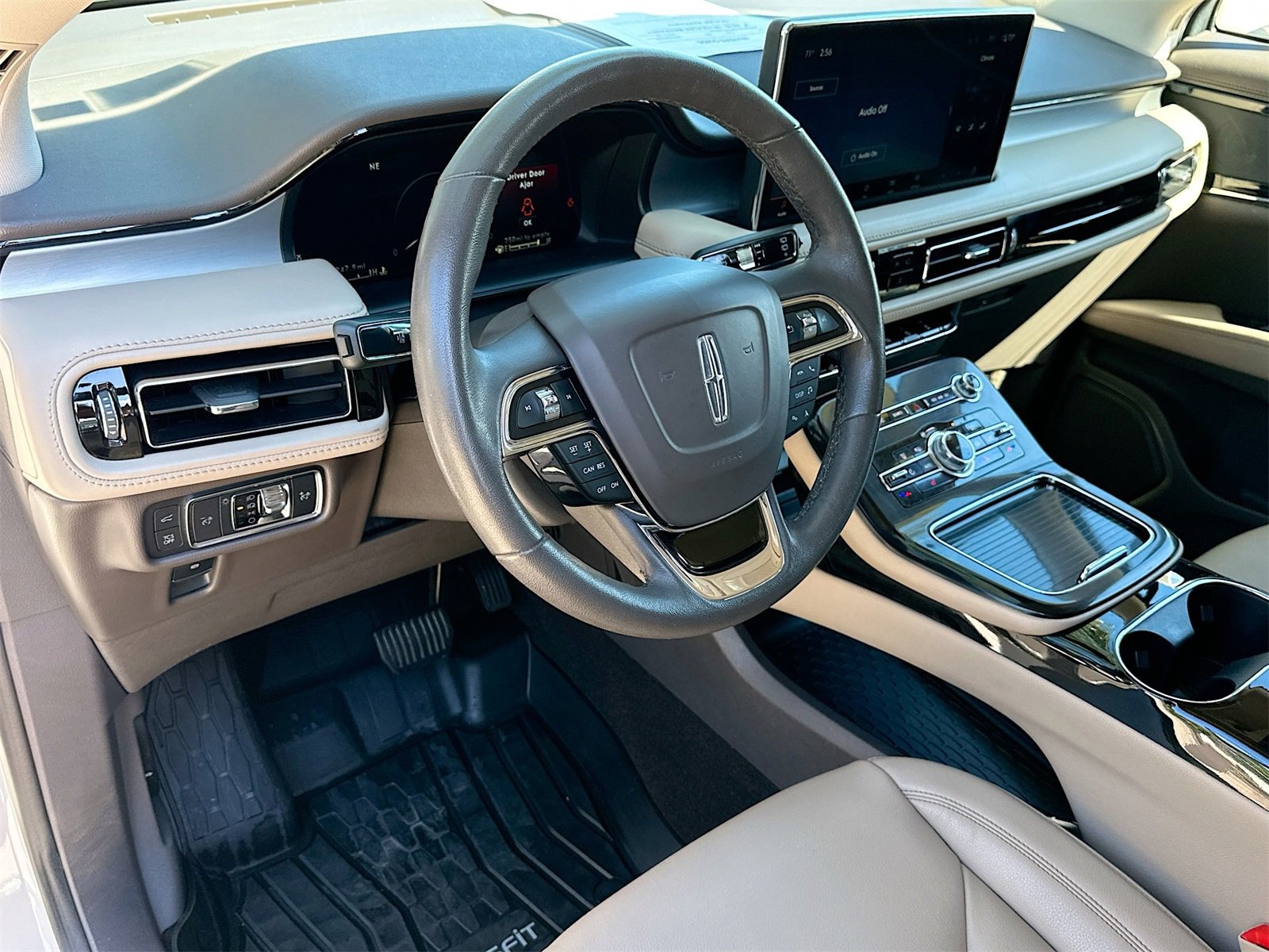 Used 2022 Lincoln Nautilus FWD w/ Premium Package image 9